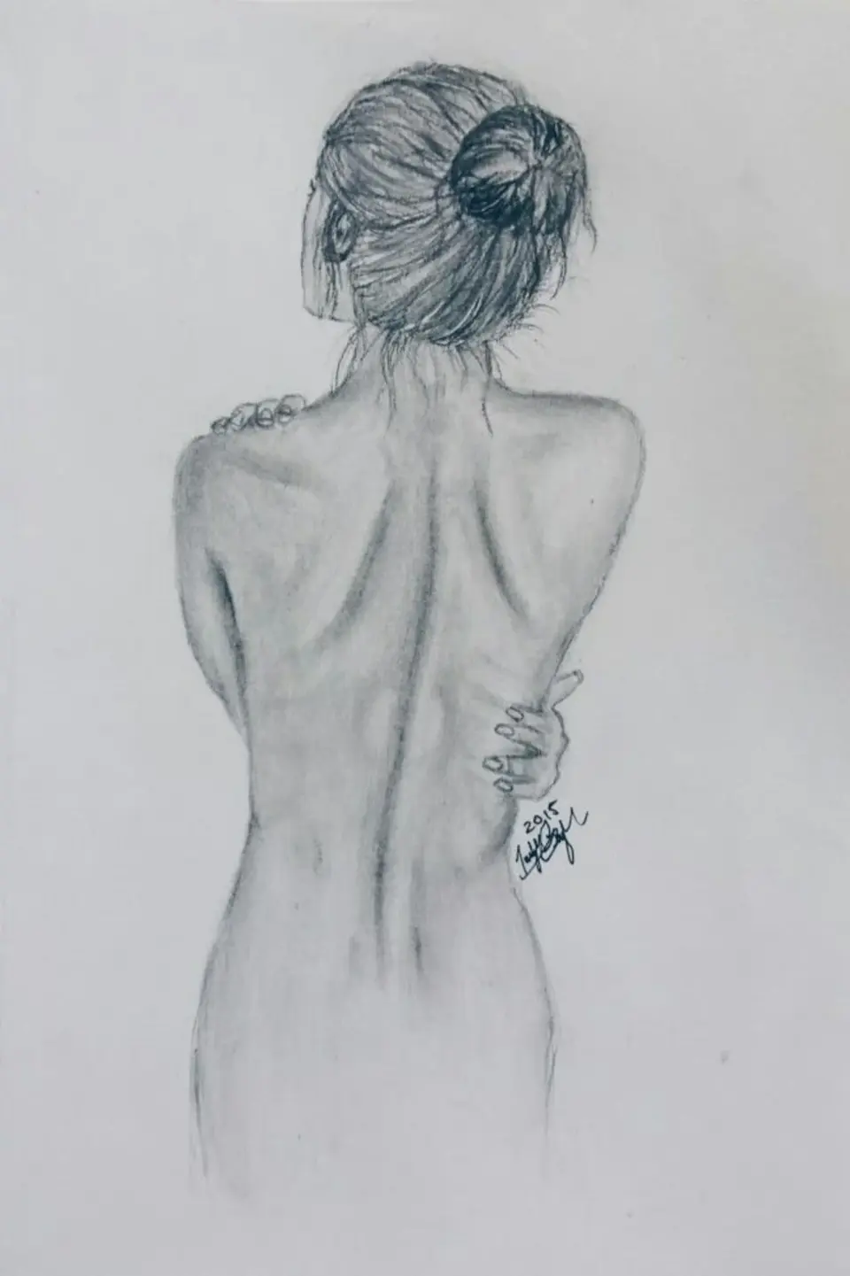 Девушка со спины карандашом