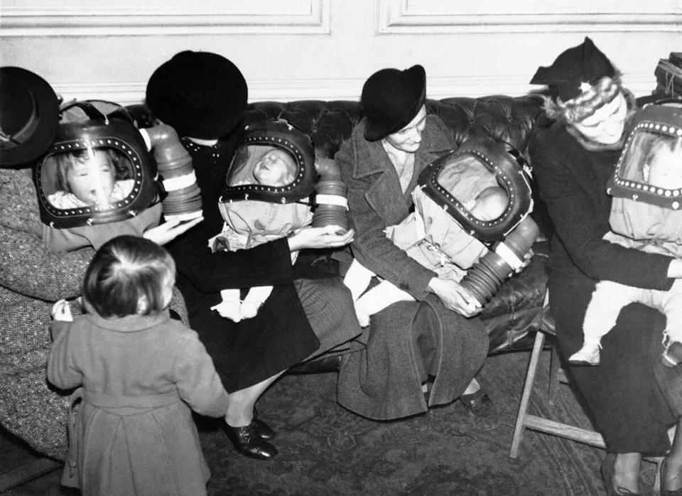 Дети в противогазах в лондоне 1940