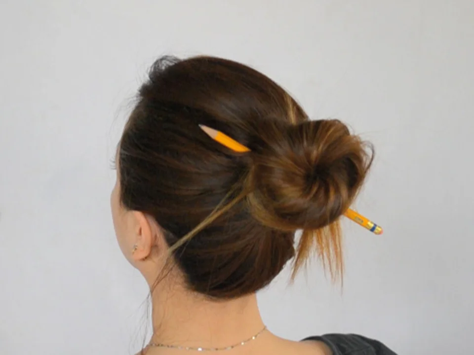 Пучок волос с карандашом