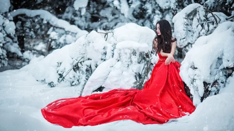Девушка в платье зимой