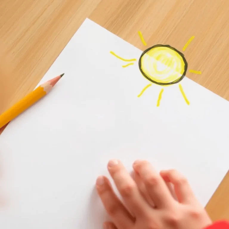 Почему ребенок рисует солнце в углу листа? Объяснение для родителей