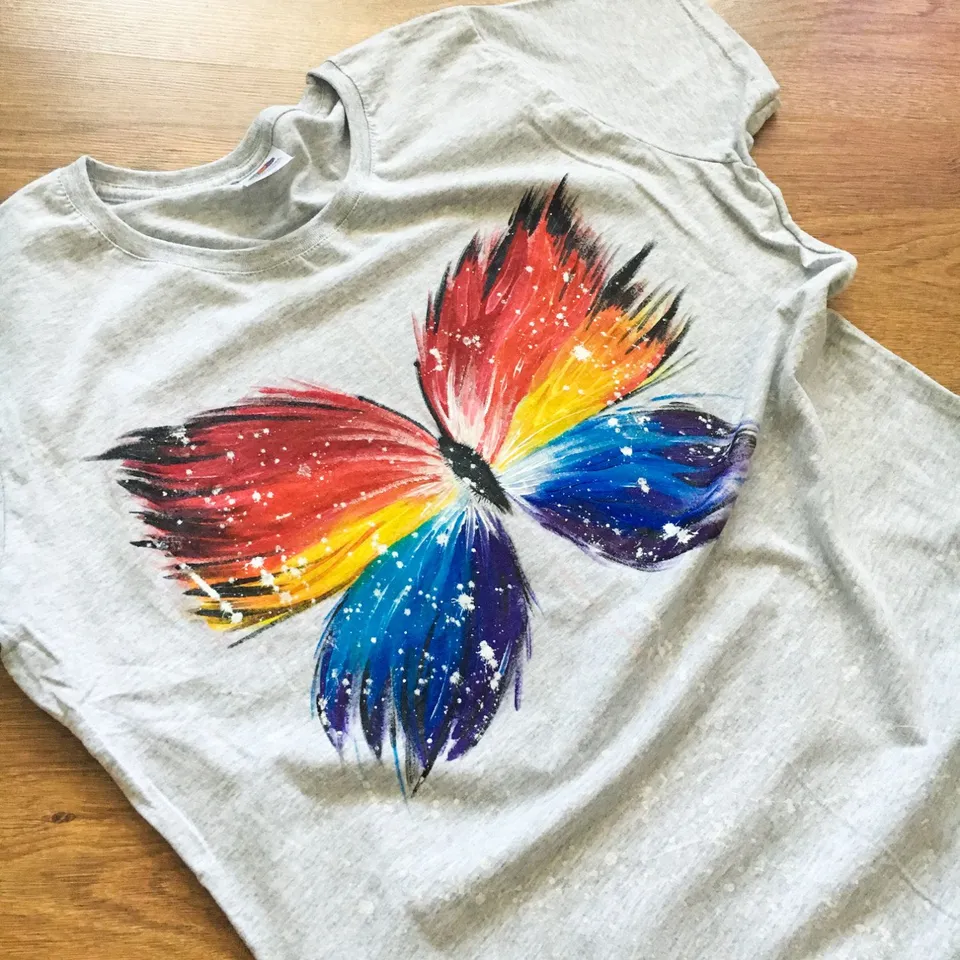 Роспись футболки бабочка