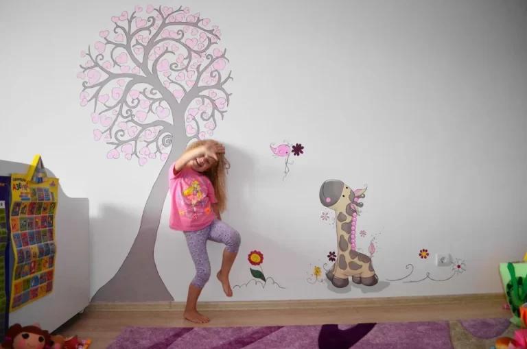 Красочный Рисунок На Стене В Детской Комнате: Вдохновение И Уют
